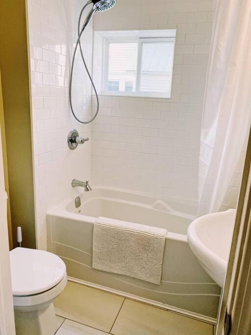 Spin & Sip - Dog-Friendly Vinyl Vibes Downtown Apartment in Fredericton