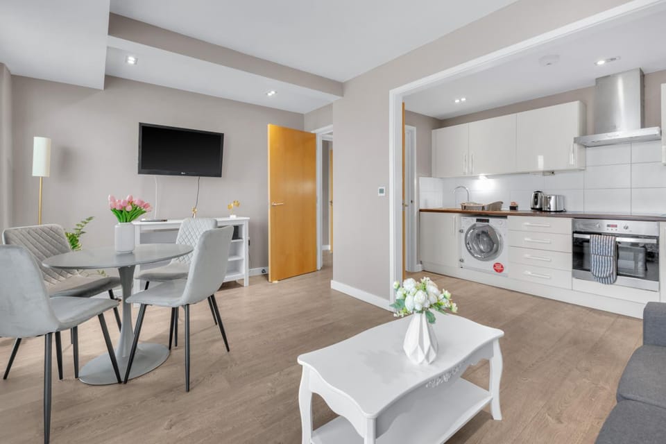 Kitchen or kitchenette, Living room, Seating area, Dining area