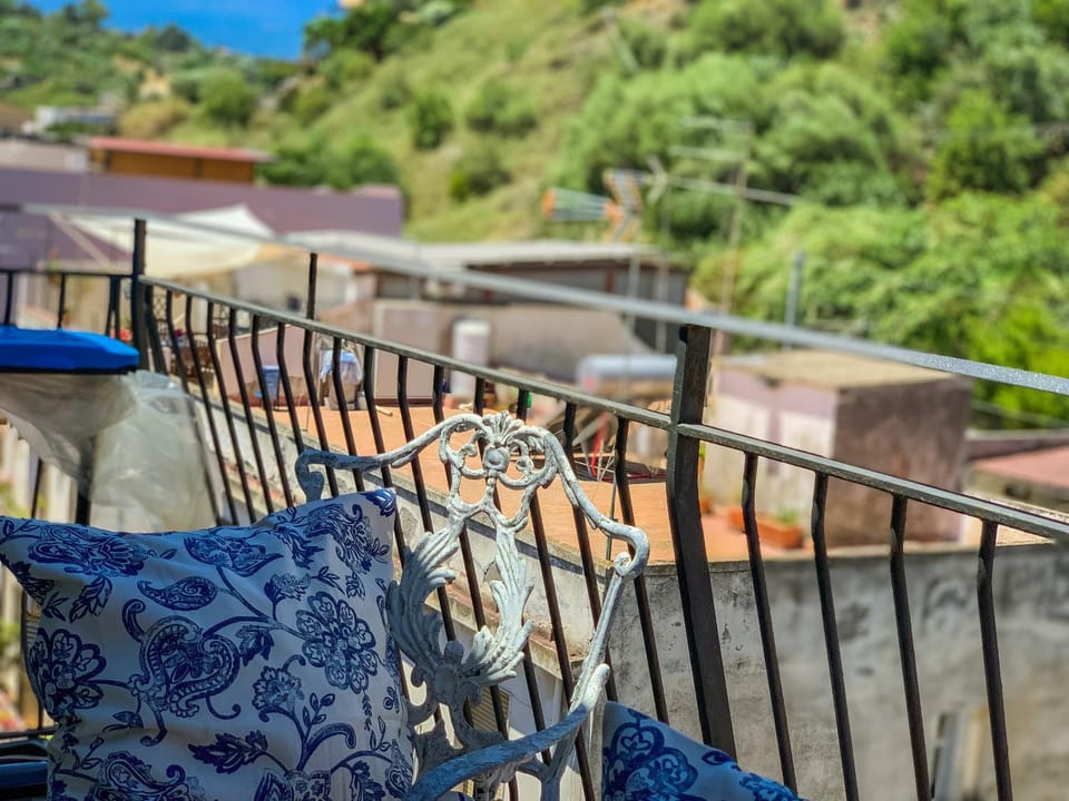 Balcony/Terrace, City view, Mountain view