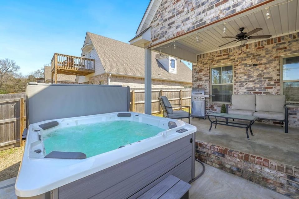 Solitude Retreat-3 mi to U of A-Hot Tub House in Fayetteville