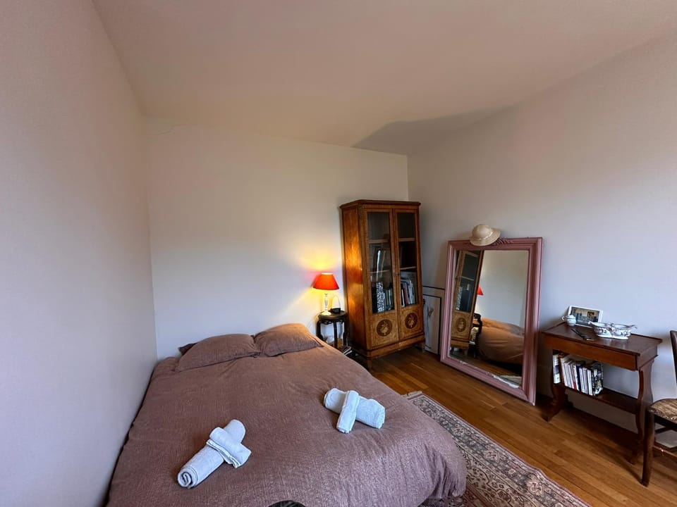 Bed, Photo of the whole room, Bedroom, towels