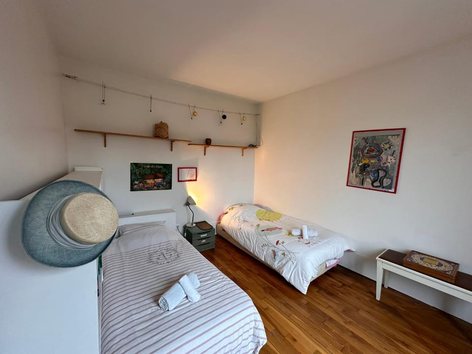 Bed, TV and multimedia, Photo of the whole room, Bedroom, towels