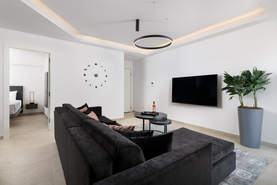 Communal lounge/ TV room, TV and multimedia, Living room, Seating area, Evening entertainment