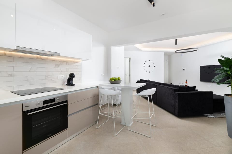 Kitchen or kitchenette, Living room, Seating area, Dining area, minibar, pet friendly, stove