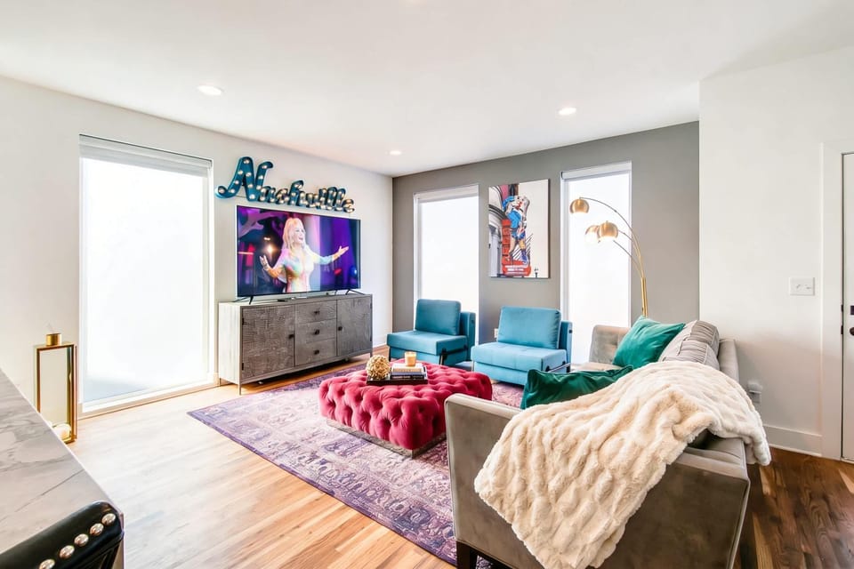 Luxury Retreat: Rooftop Hot Tub Double Deck & Game Room House in Nashville