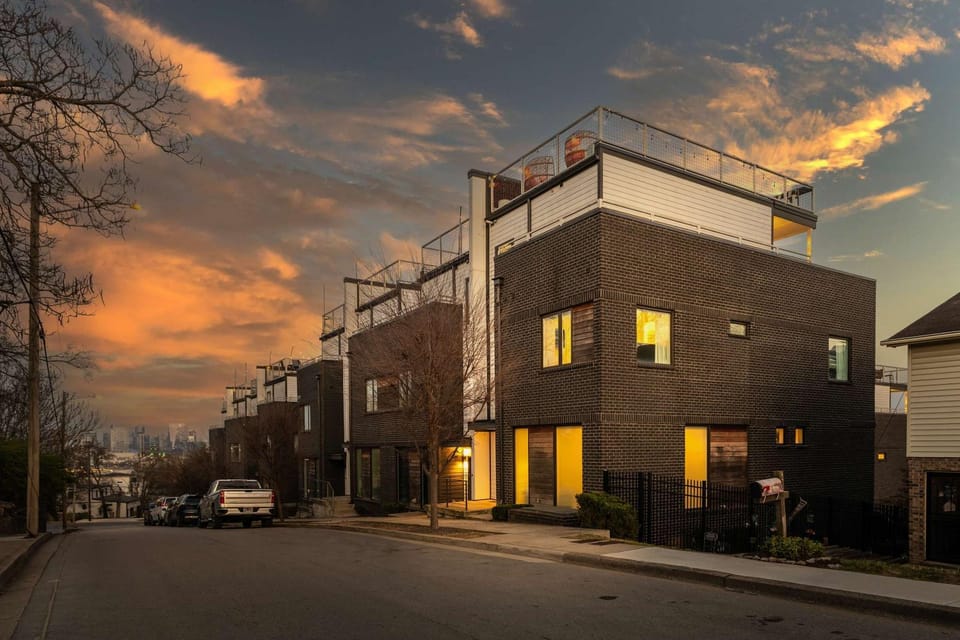 Luxury Retreat: Rooftop Hot Tub Double Deck & Game Room House in Nashville