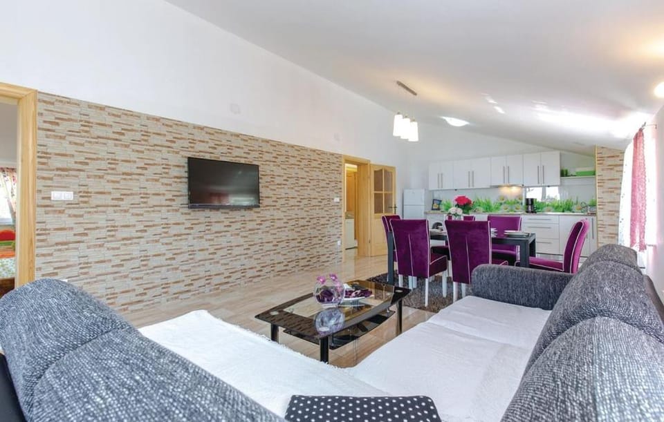 TV and multimedia, Kitchen or kitchenette, Living room, Seating area, Dining area