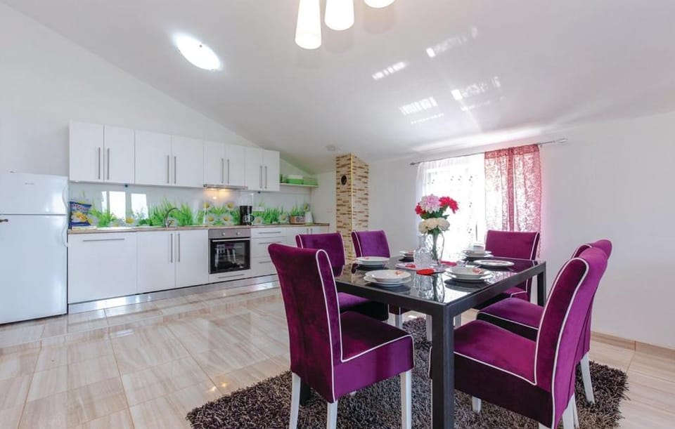 Kitchen or kitchenette, Seating area, Dining area, dishwasher, pet friendly