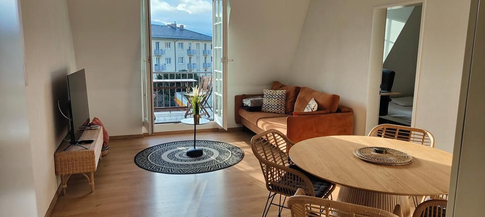 TV and multimedia, Living room, Seating area, Dining area, Evening entertainment