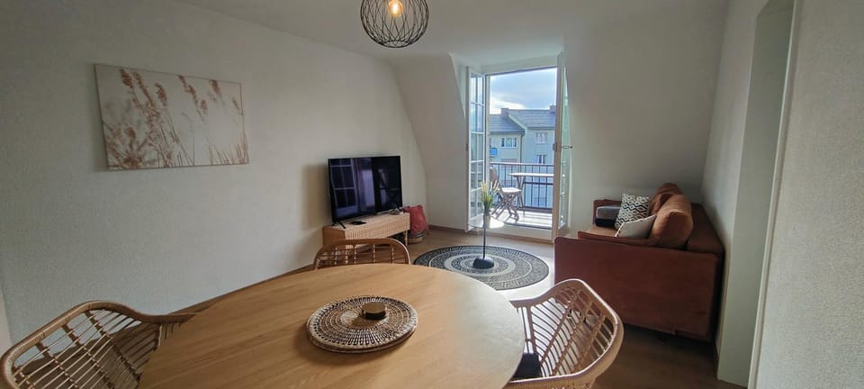 TV and multimedia, Living room, Seating area, Dining area, Evening entertainment