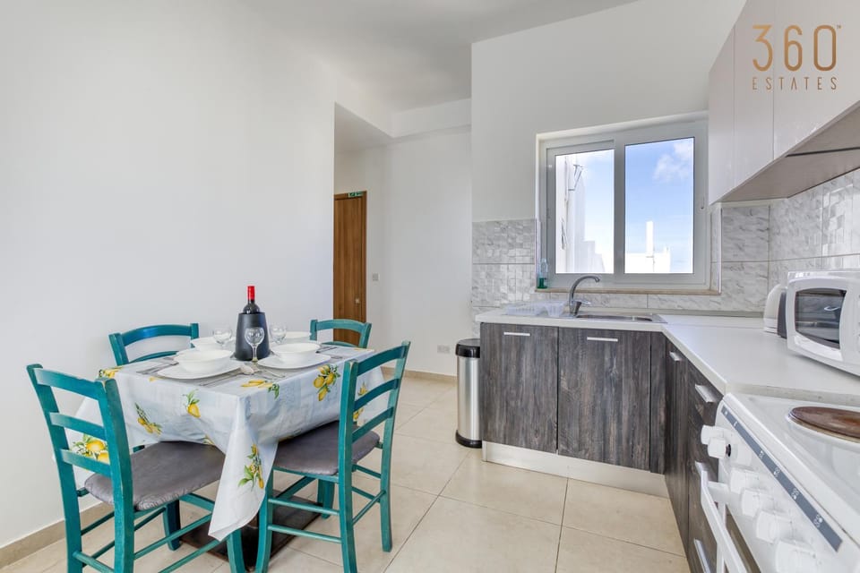 Kitchen or kitchenette, Dining area, minibar, oven, pet friendly, stove