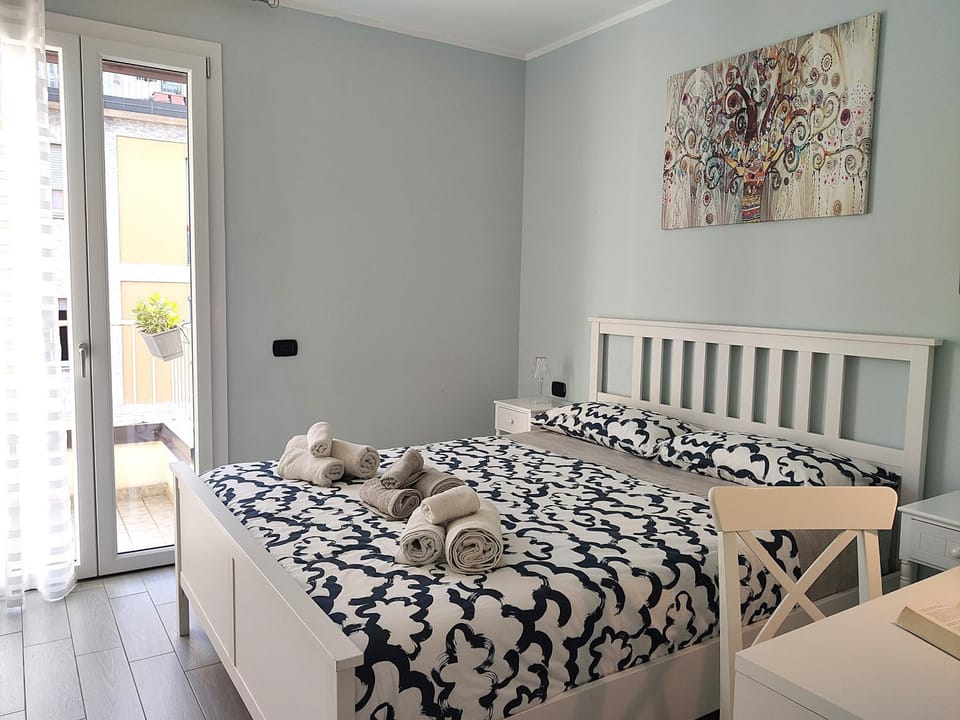 Bed, Photo of the whole room, Bedroom, towels