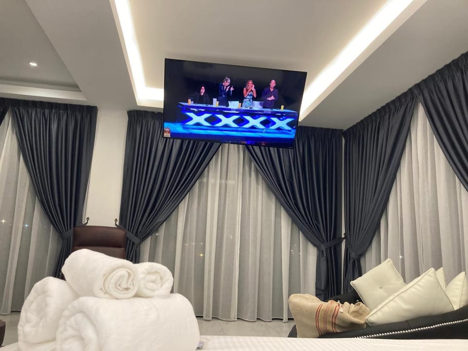 Bed, TV and multimedia, Seating area, Bedroom