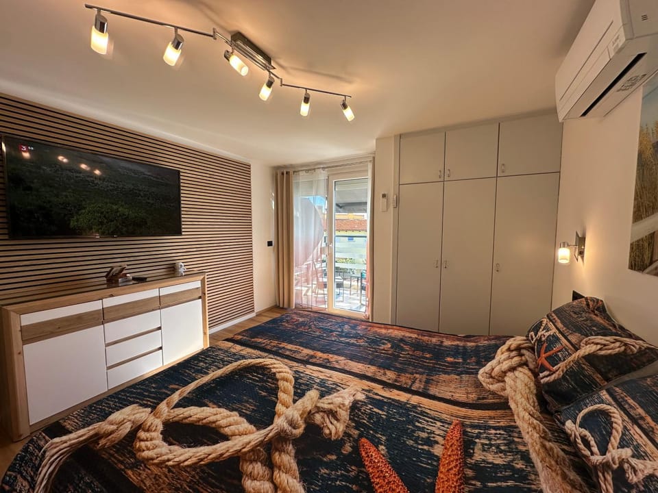 Bed, TV and multimedia, Bedroom