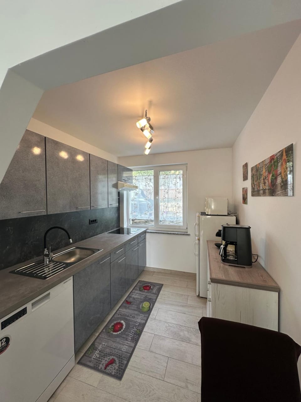 Coffee/tea facilities, Kitchen or kitchenette, dishwasher, stove