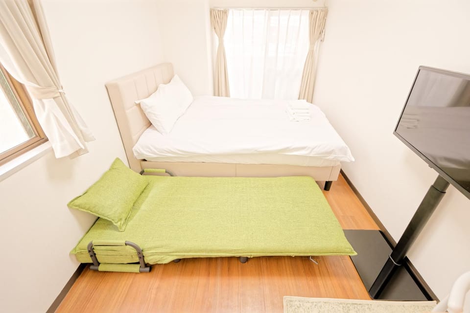 Bed, TV and multimedia, Bedroom