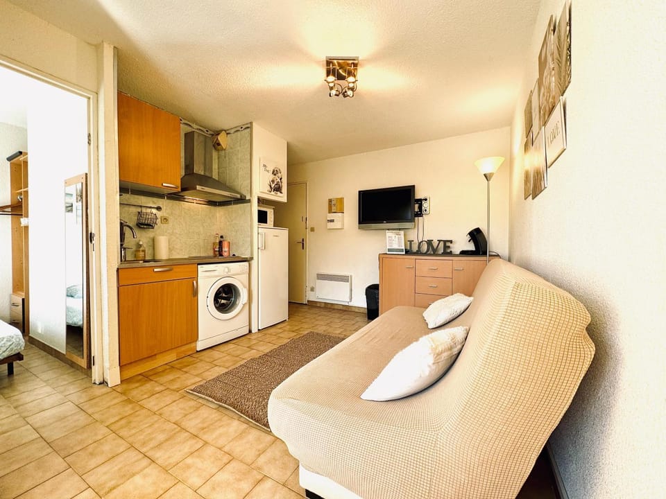 Bed, TV and multimedia, Kitchen or kitchenette, Living room, washing machine