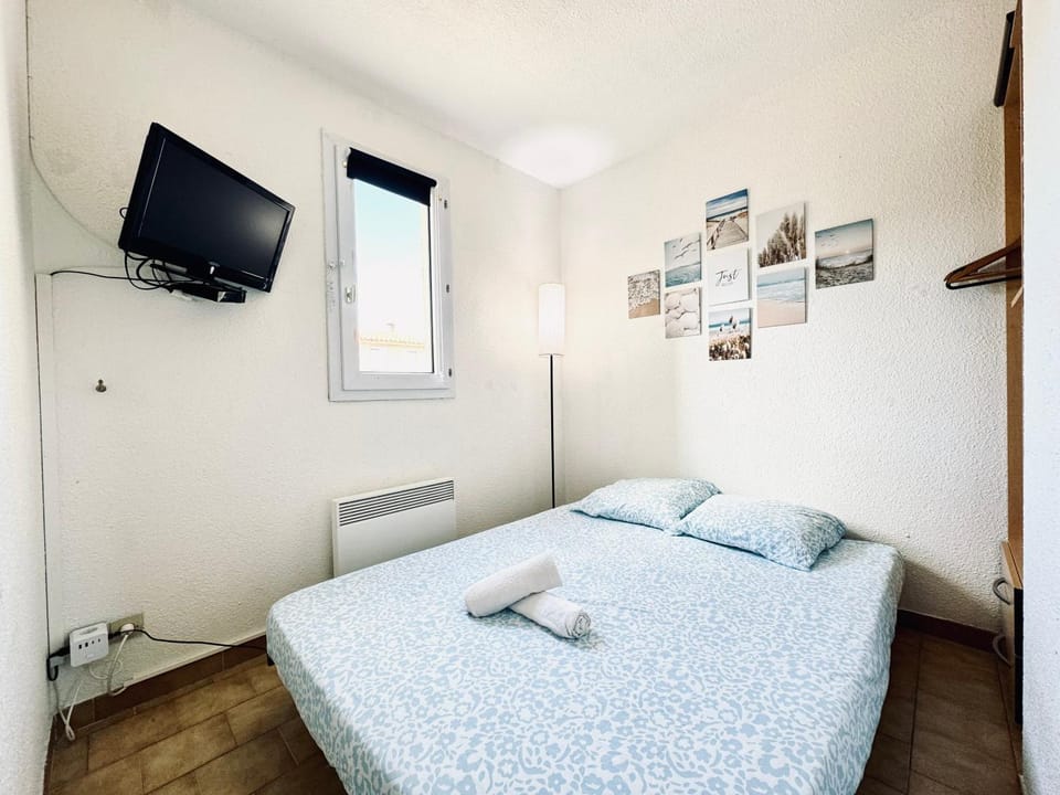 Bed, TV and multimedia, Bedroom