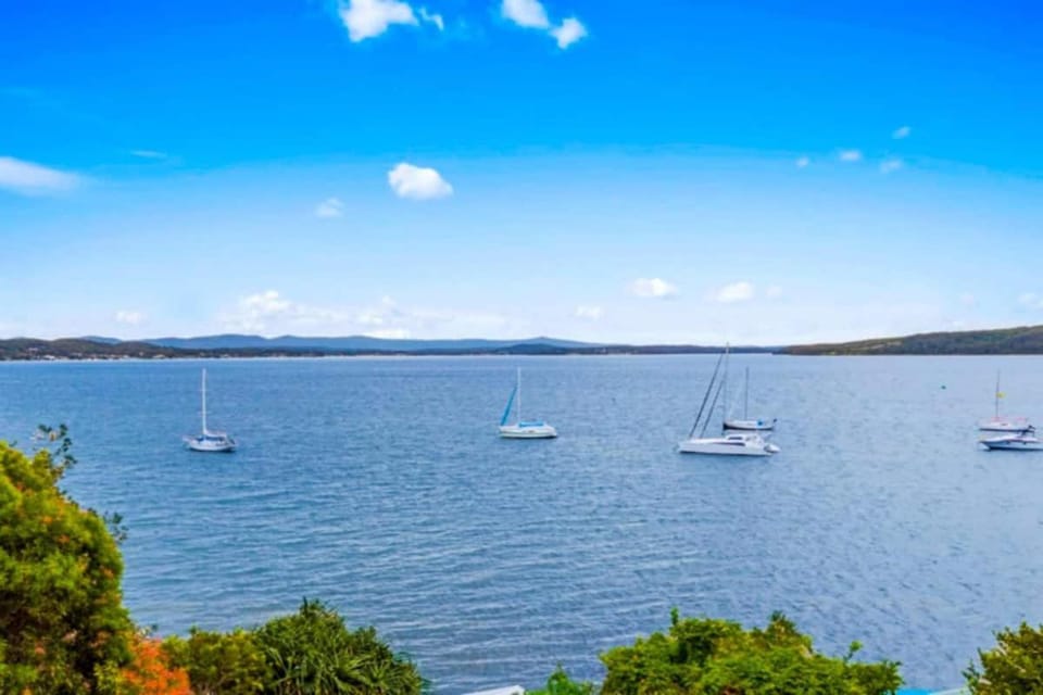 Village Bay Lake House- Across from Lake + Spa House in Lake Macquarie