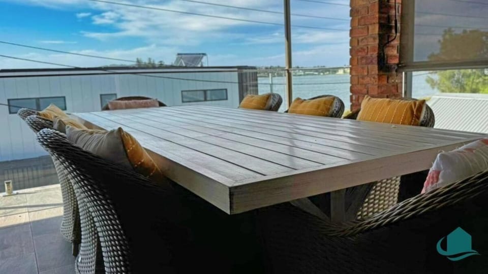 Village Bay Lake House- Across from Lake + Spa House in Lake Macquarie