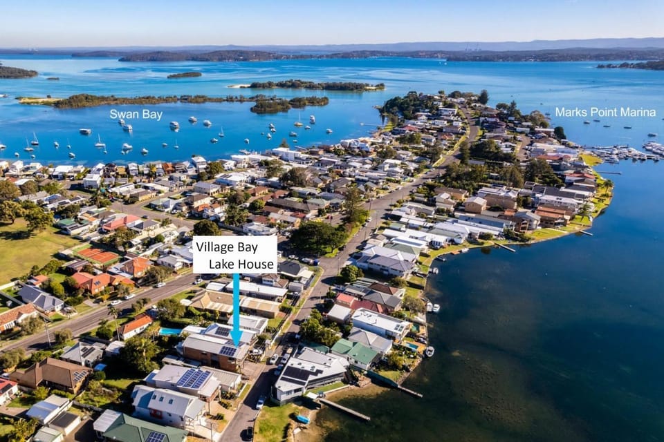 Village Bay Lake House- Across from Lake + Spa House in Lake Macquarie