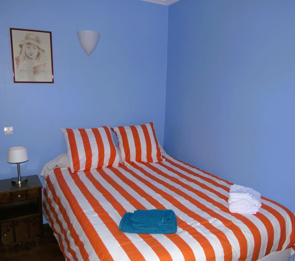 Bed, Bedroom, towels