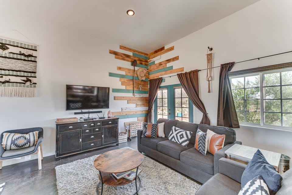 Quiet Oasis w/ Hot Tub: 21 Mi to Joshua Tree! House in Southern California