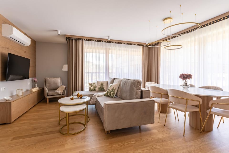 Communal lounge/ TV room, TV and multimedia, Living room, Seating area, Dining area, Evening entertainment