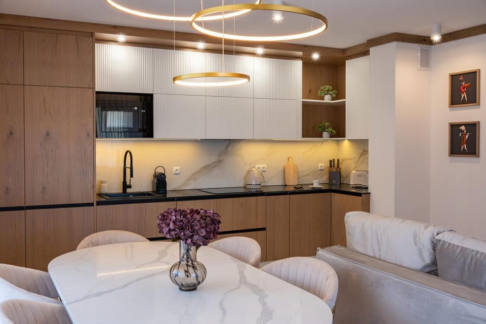 Kitchen or kitchenette, Living room, Seating area, Dining area, stove