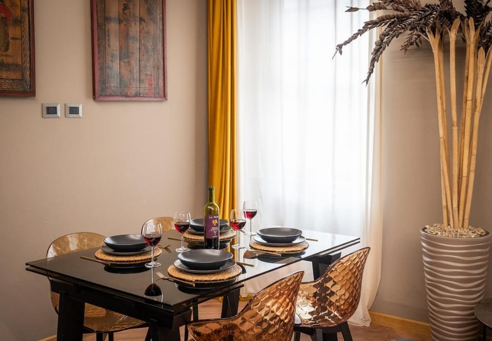 Living room, Food and drinks, Seating area, Dining area