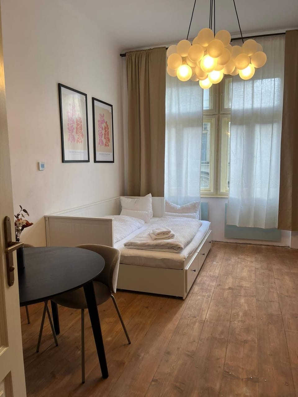 Bed, Living room, Seating area