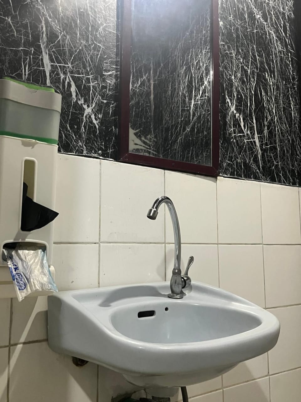 JOHNFONZ BUILDING Affordable Room Vacation rental in Quezon City