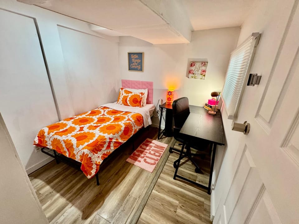 Bed, Photo of the whole room, Bedroom