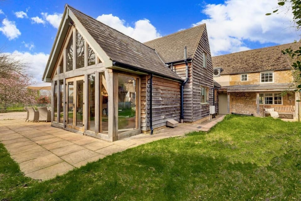 Hiron's Piece and Honeysuckle Cottage - with Hot Tub House in Chipping Campden