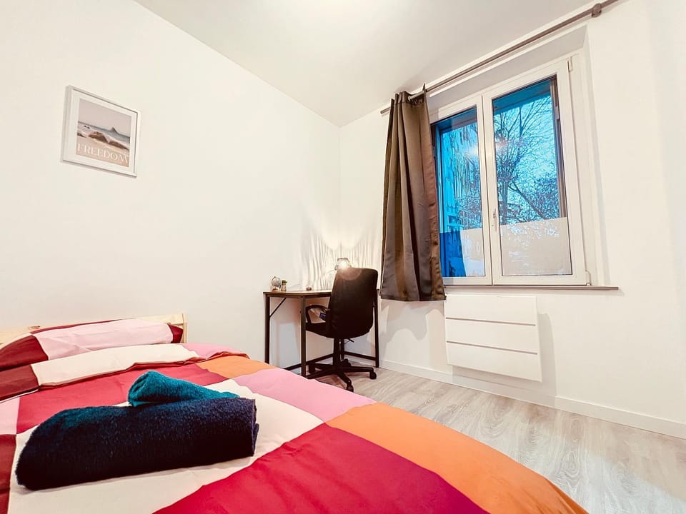 Photo of the whole room, Bedroom
