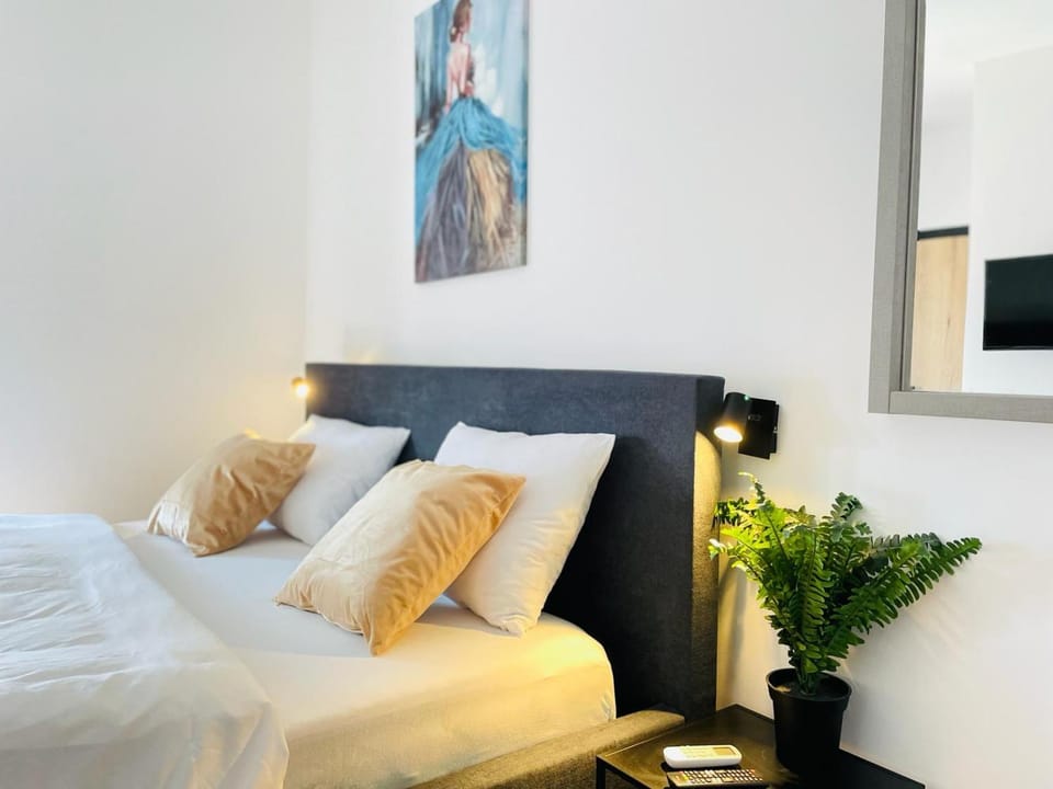 Bed, TV and multimedia, Photo of the whole room, Bedroom