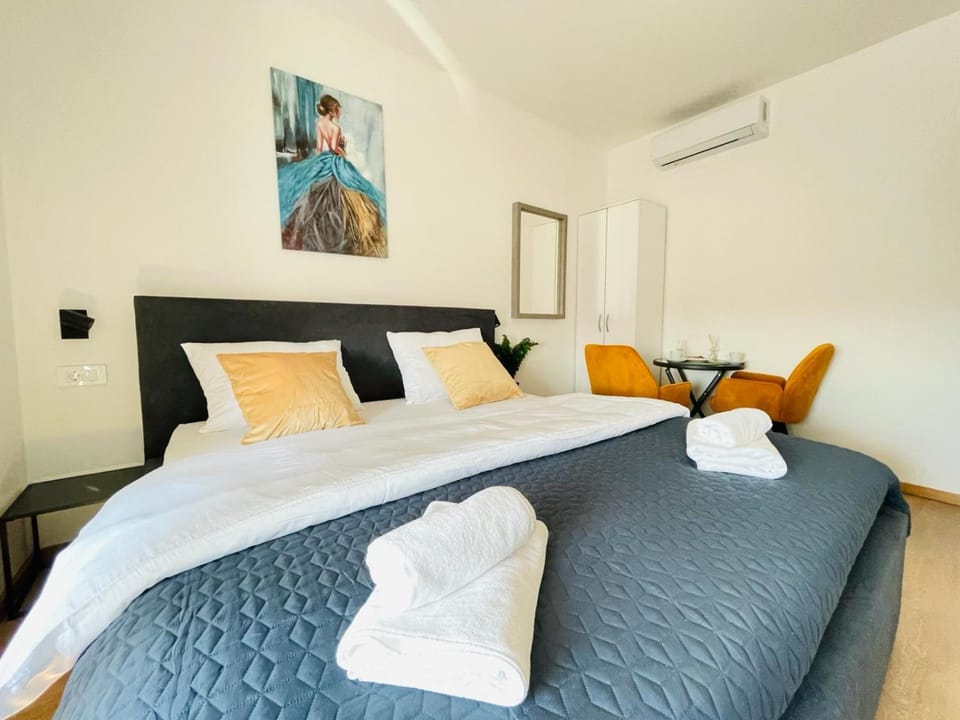 Bed, Photo of the whole room, Bedroom, towels, air conditioner