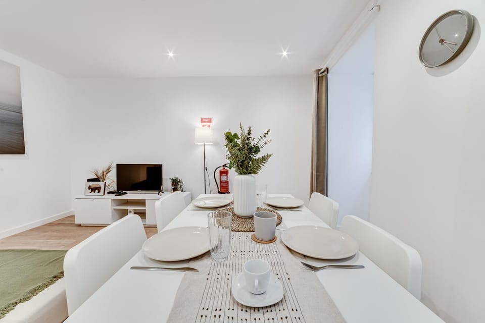 TV and multimedia, Living room, Seating area, Dining area