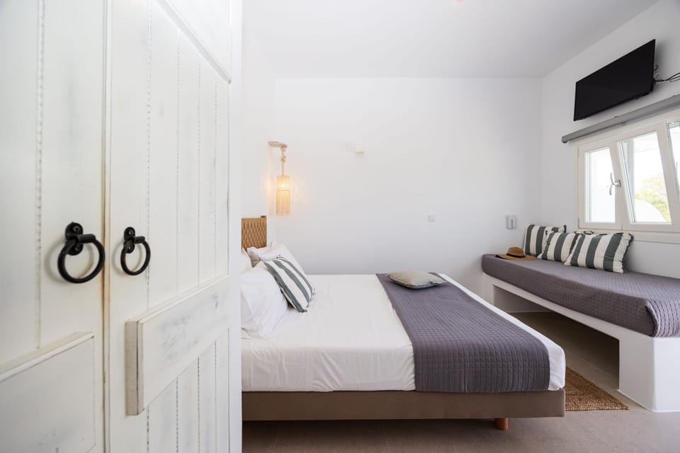 Bed, TV and multimedia, Photo of the whole room, Bedroom