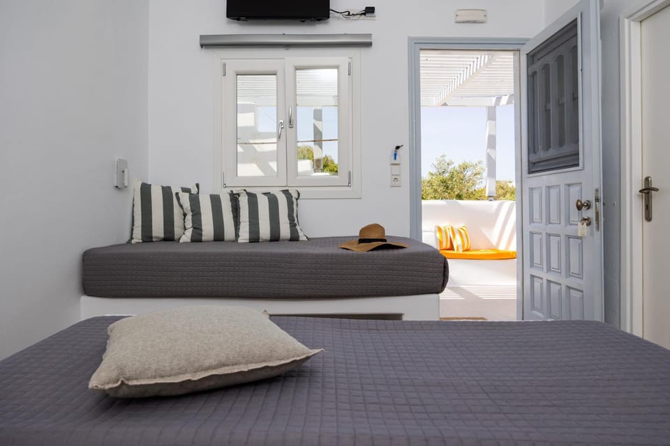 Bed, TV and multimedia, Photo of the whole room, Seating area, Bedroom, air conditioner