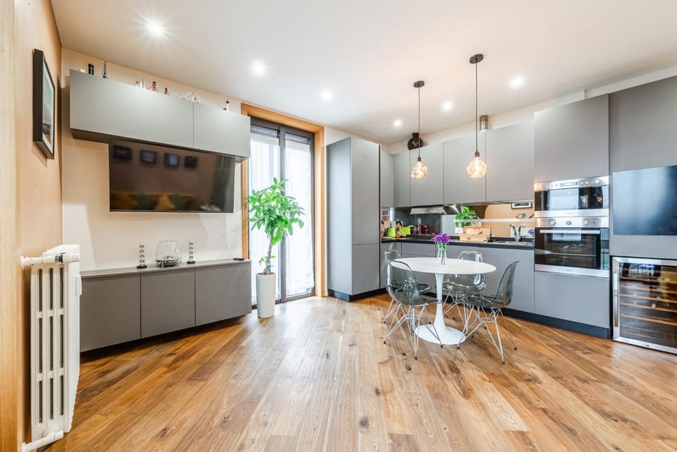 Kitchen or kitchenette, Dining area