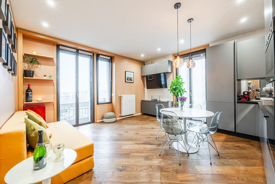 Kitchen or kitchenette, Living room, Seating area, Dining area