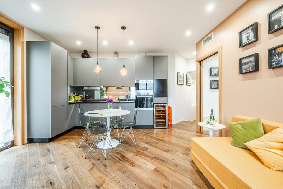 Kitchen or kitchenette, Living room, Seating area, Dining area, minibar, stove
