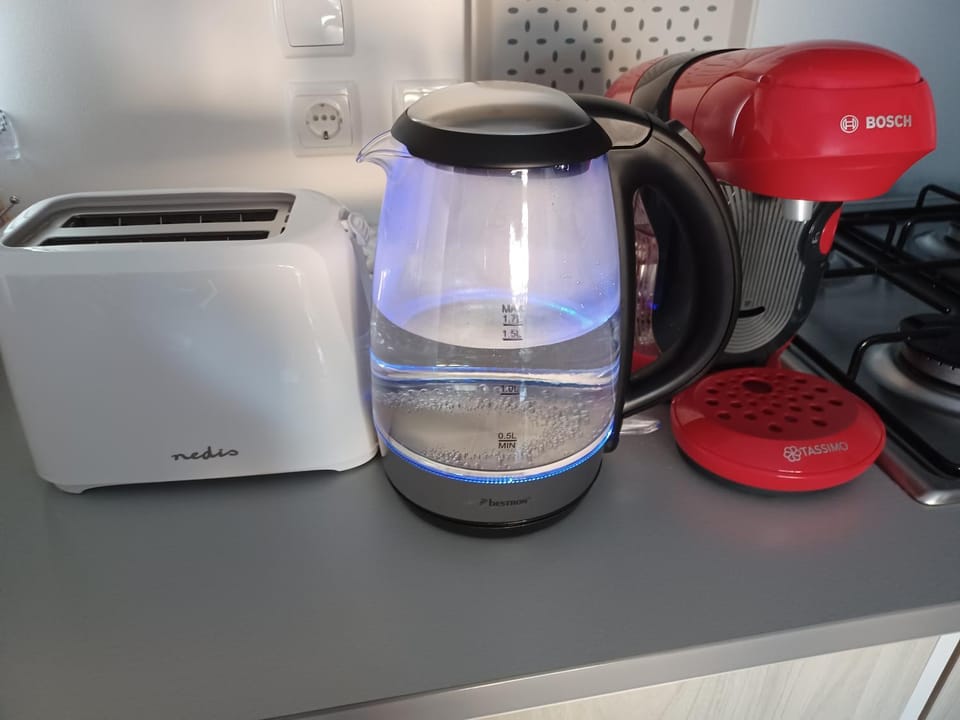 Coffee/tea facilities, toaster