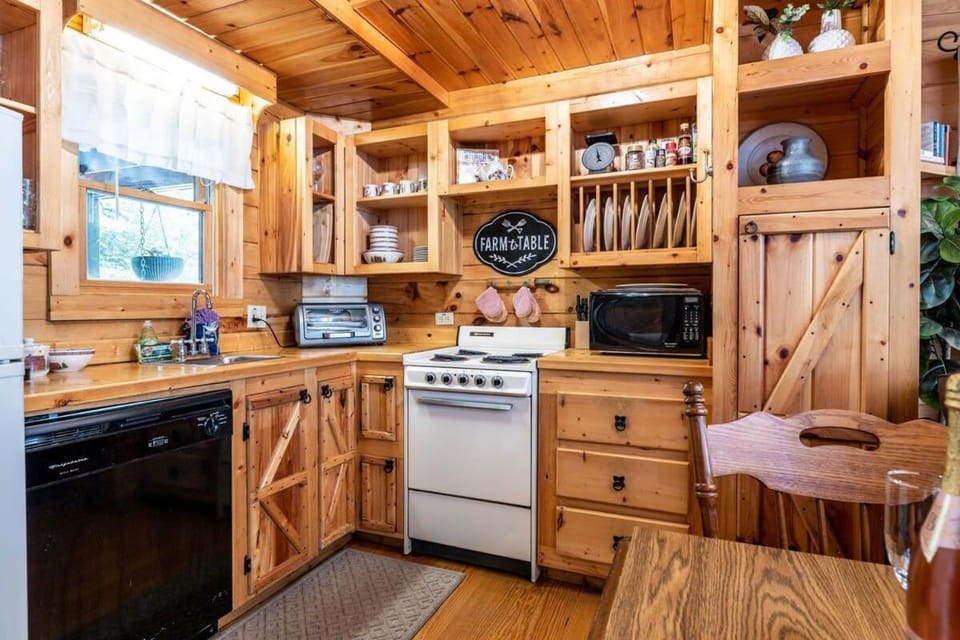 Coffee/tea facilities, Kitchen or kitchenette, dishwasher, microwave, oven, stove, toaster