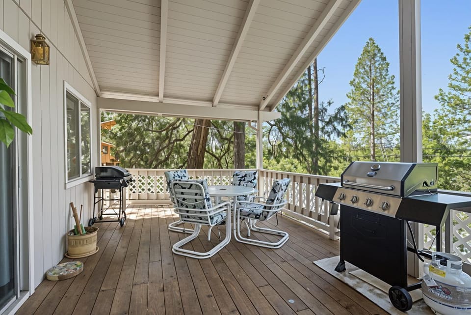 Tranquil Retreat - Home with Spacious Deck & Grill House in Groveland