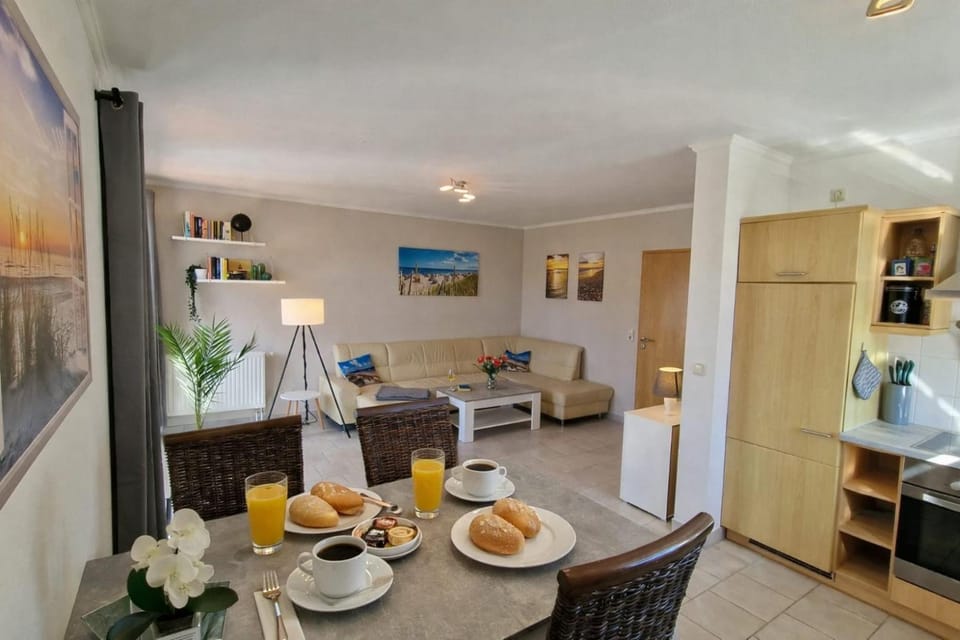 Kitchen or kitchenette, Living room, Breakfast, kitchen