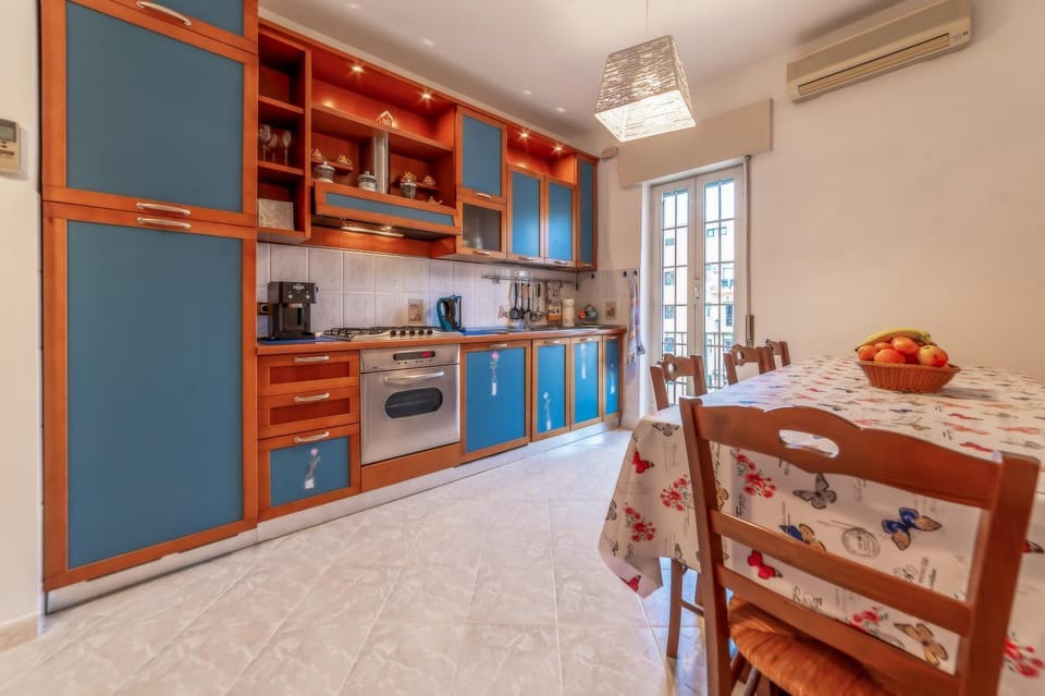 Kitchen or kitchenette, Dining area, pet friendly, stove