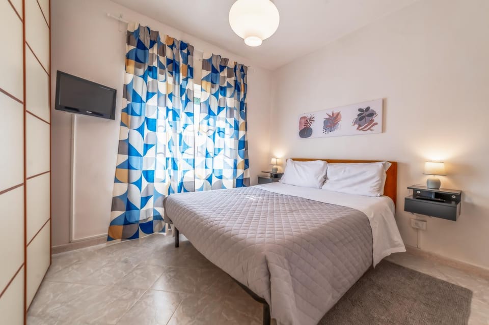 Bed, TV and multimedia, Photo of the whole room, Bedroom