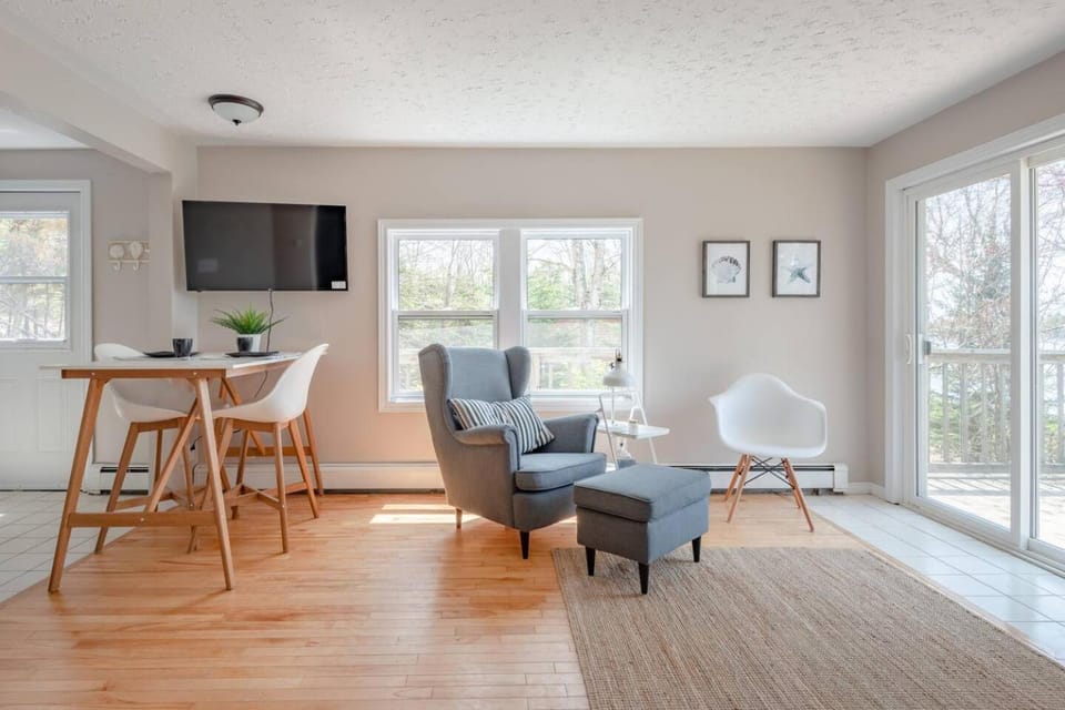 Private Lakefront Escape Swim Sip Wine Stargaze 25 Mins to Halifax House in Nova Scotia